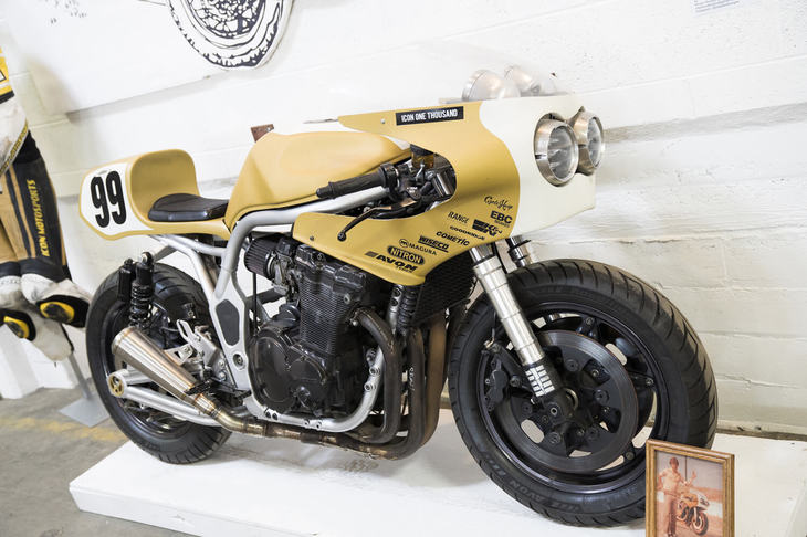 地元ポートランドを拠点とするライディングギアブランド、iCON（アイコン）が製作したこちらの車両は、「スズキ・バンディット1200」がベース。耐久レーサー風のスタイルだ。