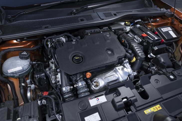 パワーユニットは最高出力130PSの1.5リッター直4ディーゼルターボエンジン。ほかに同130PSの1.2リッター直3ガソリンターボエンジン版と、同136PSのモーター搭載の「E-C4エレクトリック」がラインナップされている。