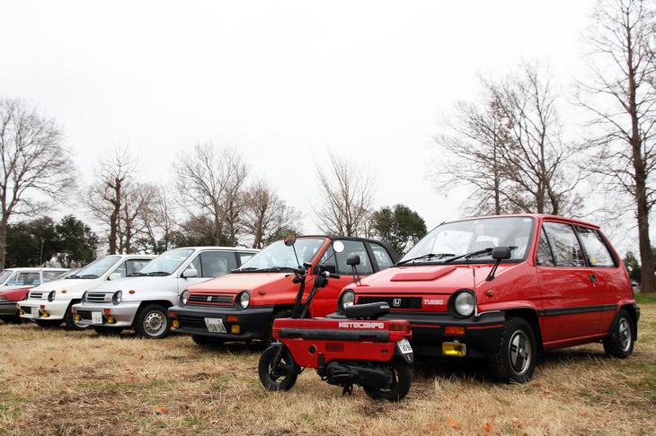 4台並んだ初代「シティ」と、そのラゲッジスペースに収まる原付きバイク「モトコンポ」。右端のモデルは、初期の最上級グレードだった「シティR」に「ターボ」（通称ターボI）用のグリルとパワーバルジを装着している。