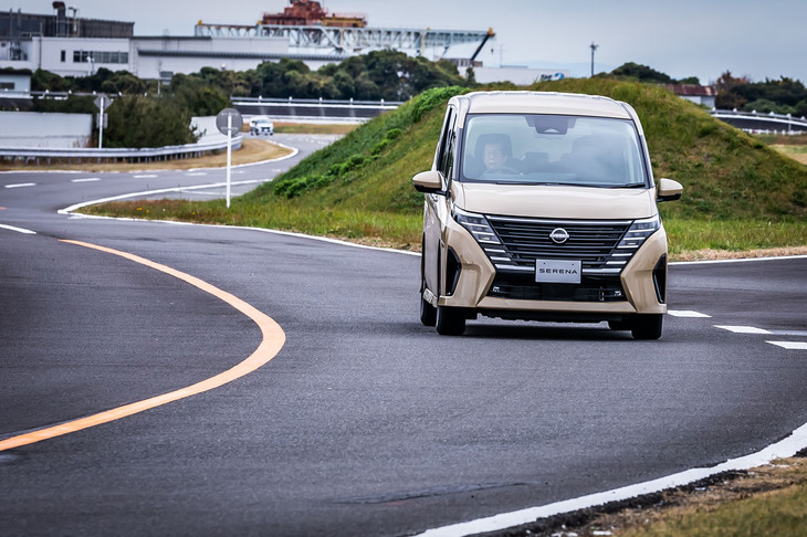 「セレナ ハイウェイスターVプロトタイプ」の走行シーン。