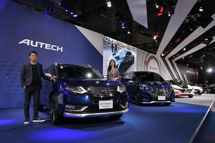 日産ブースのステージ。左端は「エクストレイルAUTECHコンセプト」、その隣が「セレナe-POWER AUTECHコンセプト」。