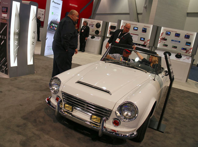 オンキョー＆パイオニアは、新型の小型ハイレゾ対応デジタルオーディオプレーヤーを参考出品するかたわらで、このような展示も。2代目「フェアレディ」の米国仕様である、1967年「ダットサン・スポーツ1600ロードスター」を活用したカーオーディオのデモカー。