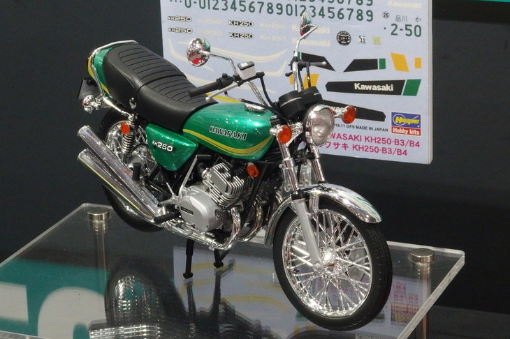 ハセガワの1/12「カワサキKH250-B3/B4」。発売中の「KH400」のバリエーションとして発売される、通称“ケッチ”の末弟。2019年11月発売予定で価格は3400円。