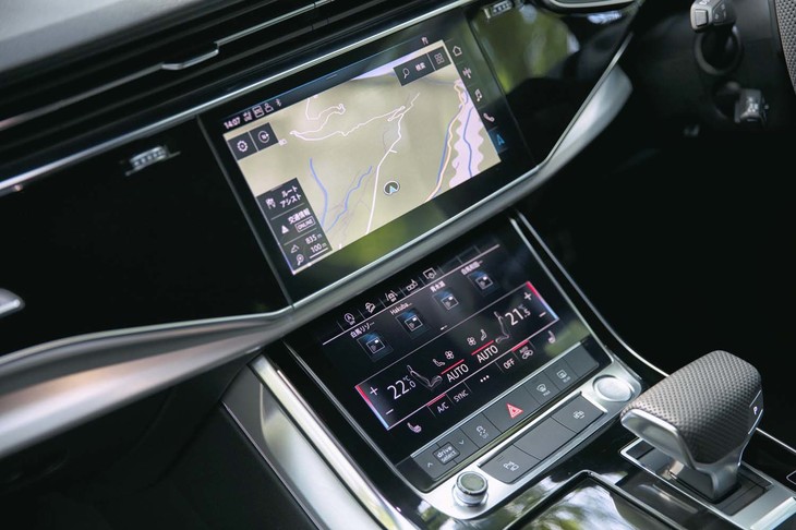 センターコンソールには、10.1インチと8.6インチの2つのディスプレイが備わる。周囲のデコラティブパネルとあいまって、シャープでフラットなインテリアを構成する。