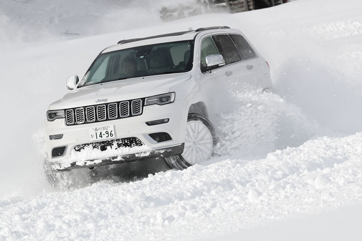 雪深い特設コースを「グランドチェロキー サミット」で駆ける。