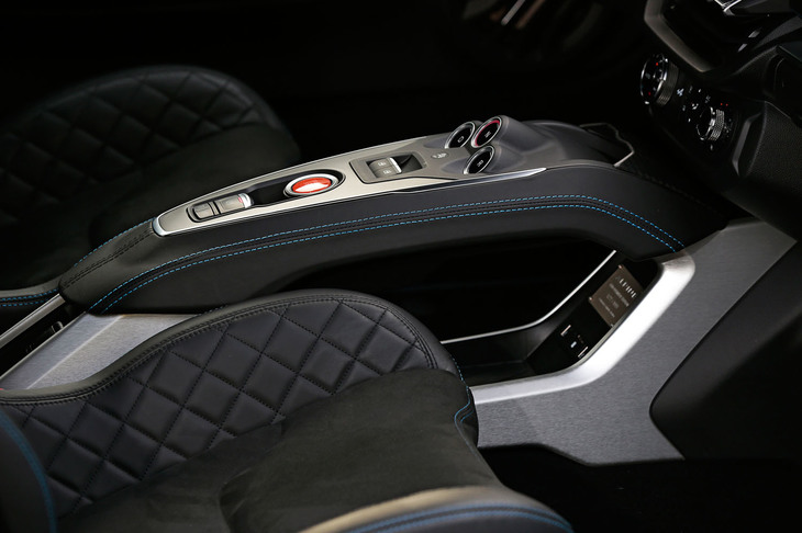 フローティング式のデザインが採用されたセンターコンソール。下段は小物入れになっており、上面にはエンジンの始動ボタンやシフトセレクター、窓の開閉スイッチなどが並ぶ。