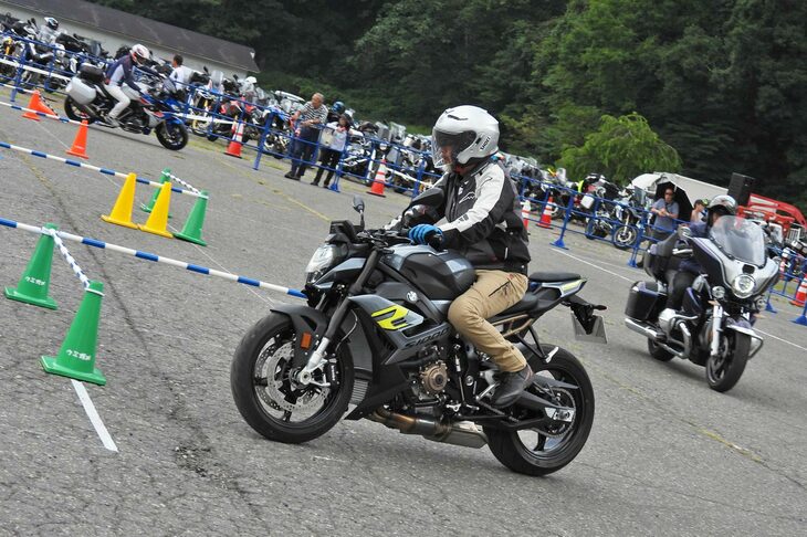 特設コースでは運転セミナーの「ライディングスキルアップ・レッスン by ケニー佐川」も開催。公道を安心・安全に走るためのレッスンが行われた。