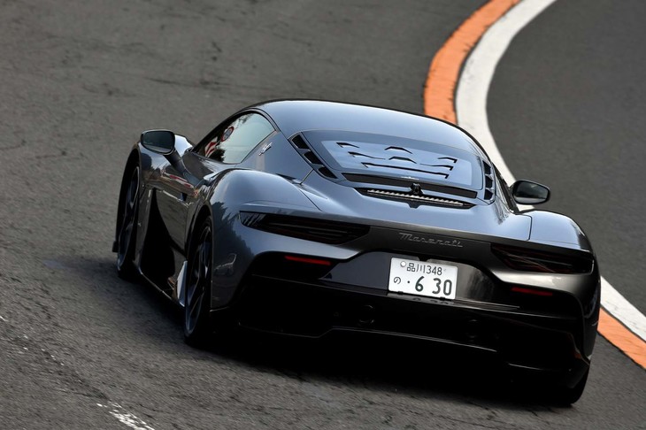 【マセラティMC20のスペック】
	ボディーサイズ：全長×全幅×全高＝4670×1965×1220mm／ホイールベース：2700mm／車重：1640kg／駆動方式：MR／エンジン：3リッターV6 DOHC 24バルブ ターボ／トランスミッション：8段AT／最高出力：630PS（463kW）/7500rpm／最大トルク：730N・m（74.4kgf・m）/3000-5750rpm／タイヤ：（前）245/35ZR20 96Y／（後）305/30ZR20 103Y（ブリヂストン・ポテンザ スポーツ）／燃費：11.6リッター/100km（約8.6km/リッター、欧州複合モード）／価格：2664万円
	
	【取材時の燃費データ】
	テスト距離：269.4km（市街地1：高速道路7：山岳路2）／使用燃料：45.5リッター（ハイオクガソリン）／参考燃費：5.9km/リッター（満タン法）