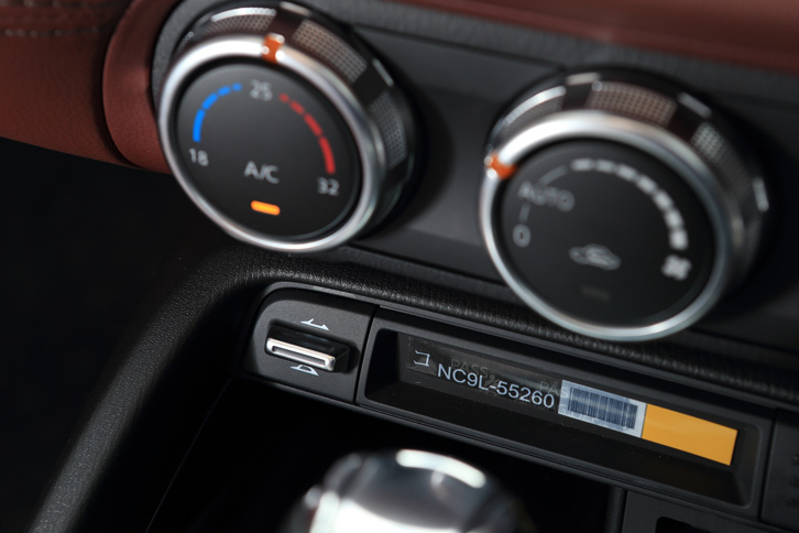 ルーフの開閉は、写真のツマミ状のスイッチによってワンタッチで操作可能。ロックの解除も含め、すべてが自動で行われる。