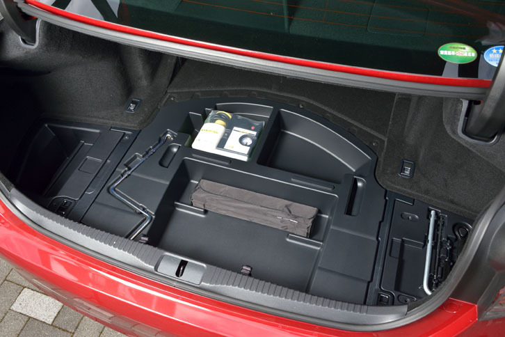 荷室のフロア下に設けられた、予備の収納スペース。パンク修理キットや、けん引フックなどもここにおさまる。