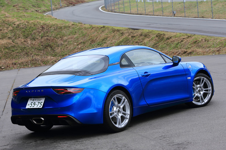 2018年6月に限定車が発売されたのに続き、同年9月にカタログモデルとしての販売がスタートした「アルピーヌA110」。今回は軽量シートを装着する「A110ピュア」に試乗した。