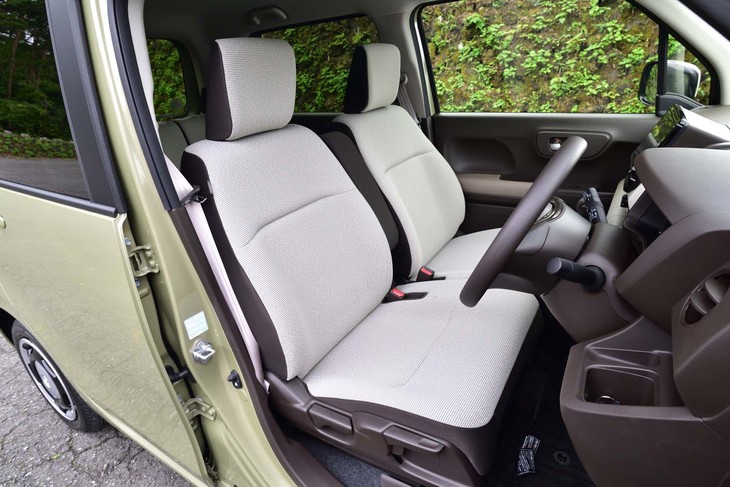 「N-WGN」のシートカラーはアイボリーとブラウンのコンビネーションのみ。表皮にはジャージー素材が用いられている。