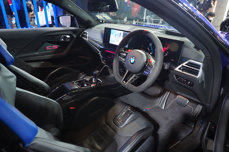 スポーティーに仕立てられた「M2 CS」のインストゥルメントパネル。アルカンターラ巻きのステアリングホイールが目を引く。