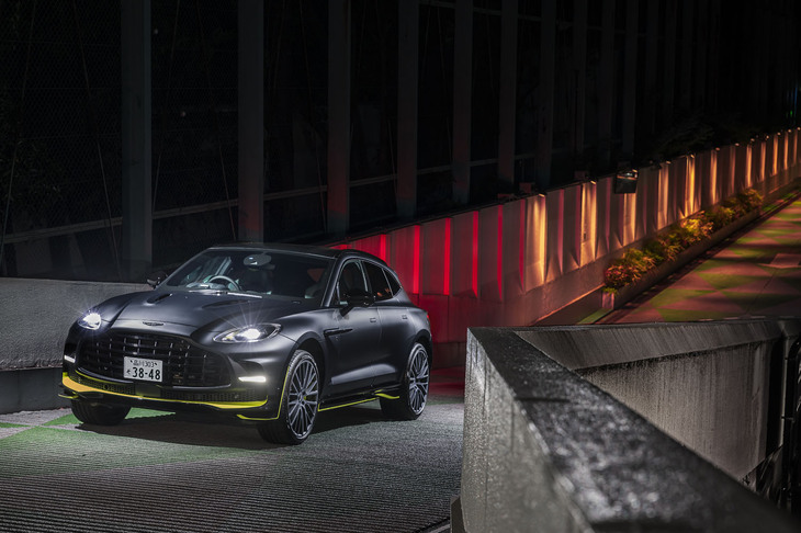 アストンマーティンDBX707ミッドナイト ポディウムエディション