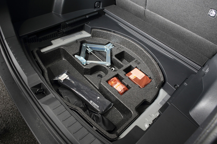 デッキボードの下にはパンク修理キットが収納される。スペアタイヤは全車でオプション扱いとなる。