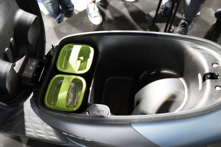 シート下のスペース。写真左側に見える取っ手付きのボックスが、脱着式のバッテリー。その隣に見える「Gogoro」のロゴ入りキャップは、家庭用コンセントで充電する際に用いるジャックだ。