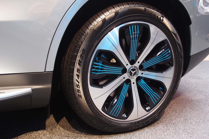ブルーの差し色が特徴的な「EQC400 4MATIC」のアルミホイール。サイズは20インチが標準で、パッケージオプションとして21インチのものも用意される。