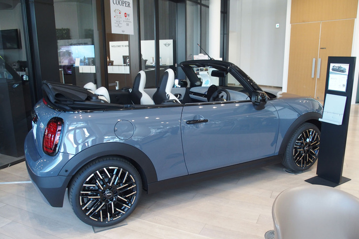 MINIクーパー コンバーチブル（リアビュー）