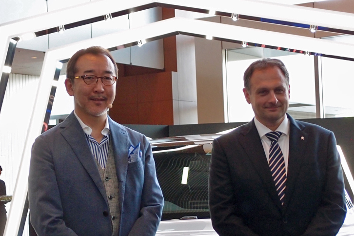 プジョー・シトロエン・ジャポンのクリストフ・プレヴォ社長（写真右）と、ゲストのサイエンス作家・竹内 薫氏。竹内氏は、「初めて乗った瞬間からリラックスできる。人間工学的にもよく考えられています」などと、脳科学の観点から「プジョー3008」を評価した。