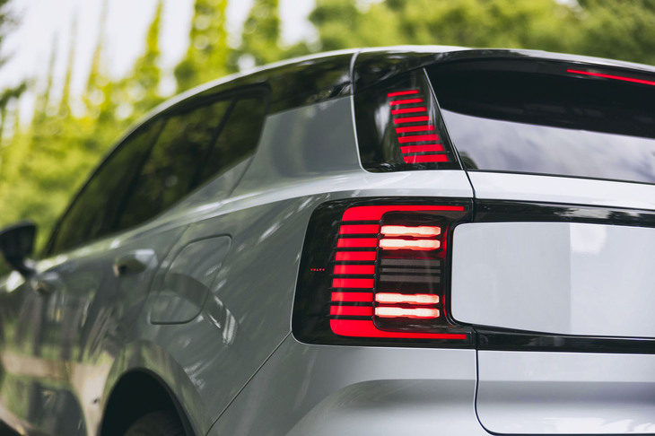 2段構えのデザインが目を引くリアコンビランプ。左右のライトを2本のバーでつなげるデザインも特徴的だ。