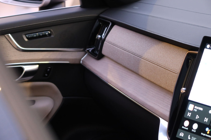 ボルボXC90プラスB5 AWD（助手席前方のパネル）