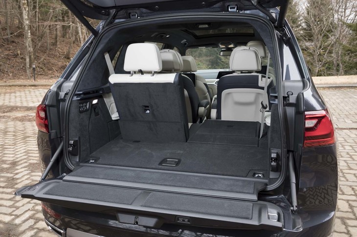 リアゲートは上下に分かれて開閉するタイプ。電動で畳める3列目シートは床面にフラットに収納できる。