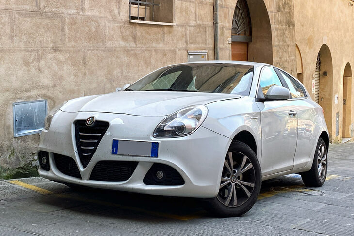 シエナの典型的な坂道にたたずむ前期型「ジュリエッタ」。2022年3月。