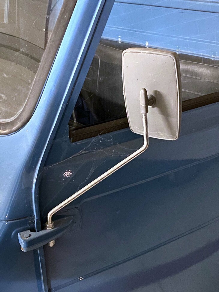 参考までに、これは三輪トラック「ピアッジョ・アペ」の旧車種。今となっては、万一の場合も補修費用が安そうなデザインで、癒やされる。11月撮影。