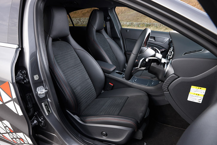 ヘッドレスト一体型のフロントシート。シートヒーターや電動ランバーサポートなどが標準装備される。