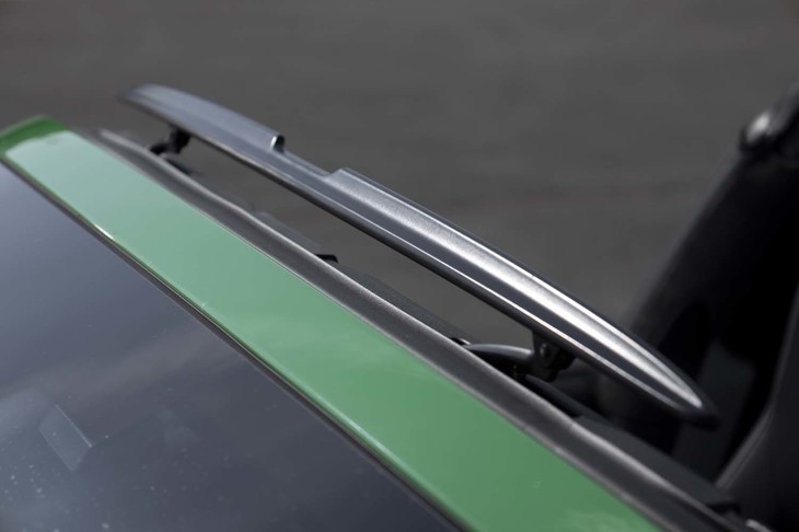 フロントウィンドウ上部にレイアウトされたウインドディフレクター。磁力で抑え込まれており、中央のくぼんだ部分を押し込むと立ち上がる。
