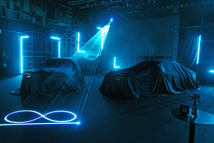 アンベールを待つ新型「ロールス・ロイス・ブラックバッジ・ゴースト」。