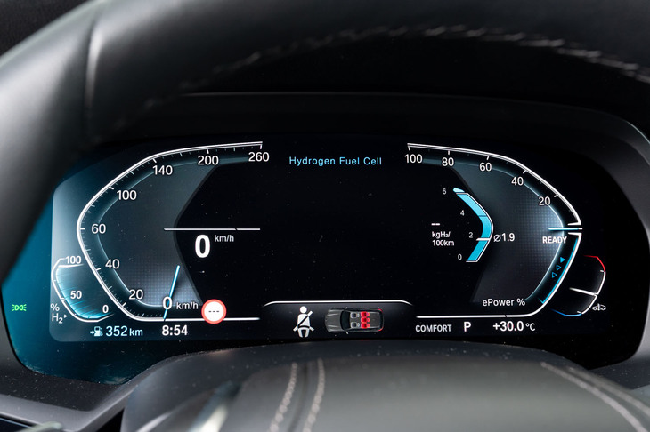 液晶メーターは燃料計や平均燃費計が水素用に置き換えられている。インフォテインメントシステムも含めて日本語ローカライズはされていない。