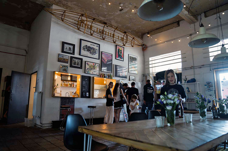 会場となったのは、バイク系DIYのシェアガレージ兼コワーキングスペース兼カフェである「Craftwerk Berlin（クラフトウェルク・ベルリン）」。実に100人を超える会員が、ここで自分のバイクをメンテナンスしたりカスタムしたりしているという。そして週末には、今回のようにさまざまなイベントを開催。いまやベルリンにおけるバイク＆クルマカルチャーの情報発信地となっている。