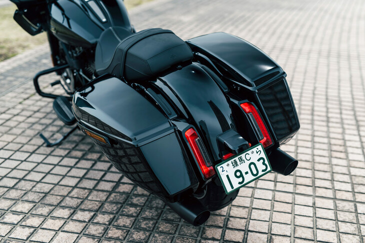 リアには2つのサイドケースを装備。容量は合わせて69リッターとなっている。
