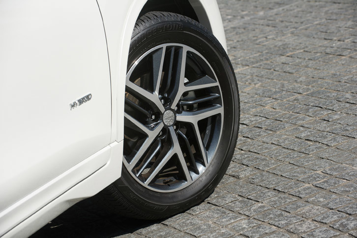 日産エクストレイル モード・プレミア ハイコントラストインテリア（ホイールとタイヤ）