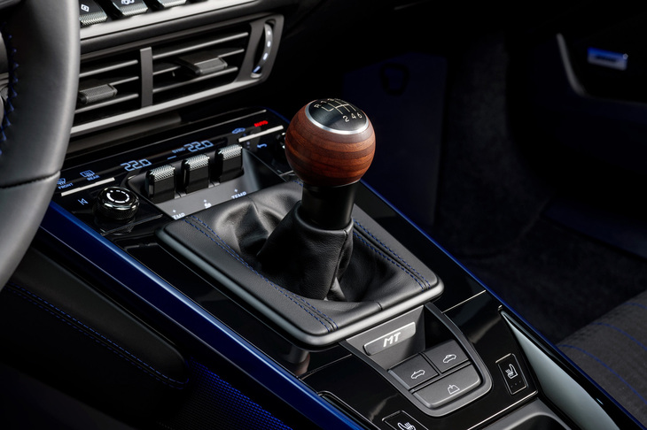 積層ウォールナット材をオープンポア仕上げとした短いシフトレバーを採用。