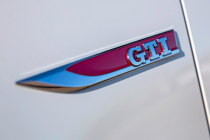 フロントのフェンダーパネルに施された「GTI」のバッジ。GTIとは初代「ゴルフ」よりラインナップに設定されてきた、フォルクスワーゲン伝統のスポーツグレードである。