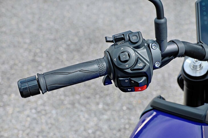 「MT-09 Y-AMT」の左ハンドルまわり。クラッチレバーが装備されない同車は、AT限定大型二輪免許でも運転が可能となっている。