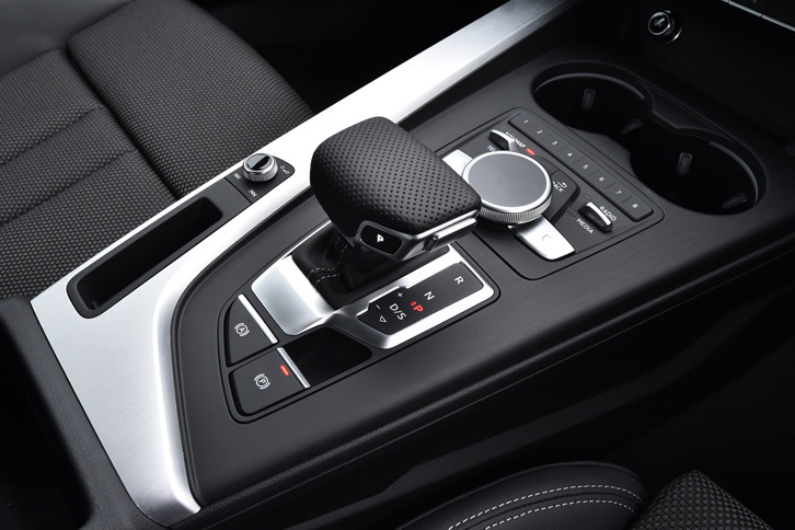 センターコンソールに備わるシフトセレクター。日本仕様の新型「A4」のトランスミッションは、いずれも7段デュアルクラッチ式ATとなっている。
