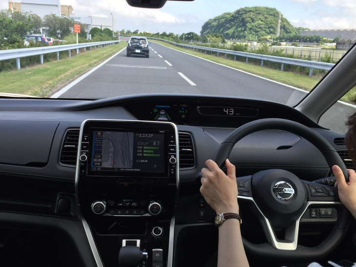 自動運転技術「プロパイロット」を使った、テストドライブの様子。