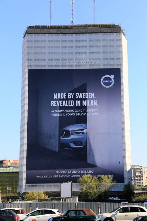 ミラノではビル垂れ幕で「スウェーデンで作って、ミラノでリビールド（公開）」と大々的にアピール。