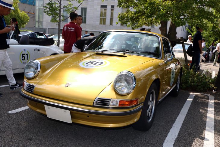 1972年「911S」（901）。1963年に発売された初代911。「S」は、高性能インジェクション仕様となるモデルだ。エアダムスカート付きであることから2.4リッターと推測される。この他のグレードに、キャブ仕様でエントリーモデルとなる「T」、インジェクション仕様の「E」があった。