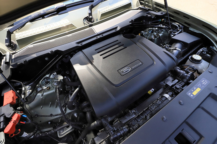 日本仕様のエンジンは最高出力300PSの2リッター直4ガソリンターボのみ。8段ATとの組み合わせで、燃費は8.3km/リッターとアナウンスされている（WLTCモード）。