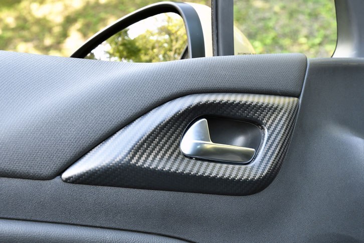 ステアリングホイールやインナードアハンドル周り（写真）にはカーボン調のアクセントが入る。