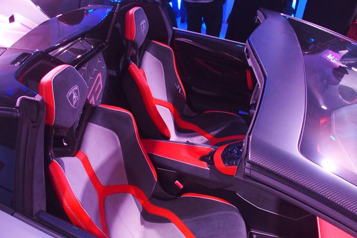 「アヴェンタドールSVJ 63ロードスター」のシート。