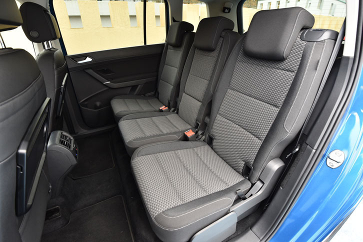 3人乗りの2列目シートは、各席を個別にリクライニングおよびスライド調整、格納することができる。