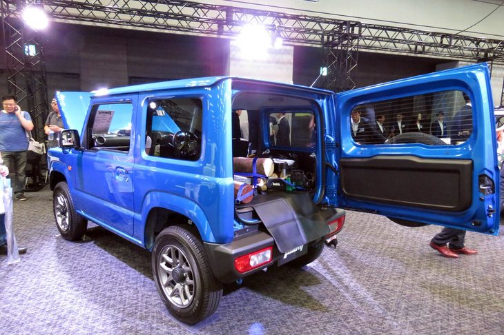 こちらの「ジムニーXC」のラゲッジルームをのぞいてみると……。