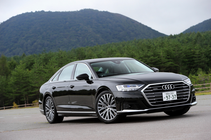 まずはフラッグシップサルーンの「A8」を試す。大きなグリルを備えていながらスッキリとまとめられたフロントマスクが印象的だ。
