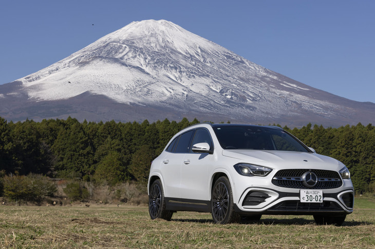 「GLA」のマイナーチェンジモデルが発売されたのは2023年9月末のこと。前輪駆動用プラットフォームをベースにしたメルセデス・ベンツで一番コンパクトなSUVだ。 