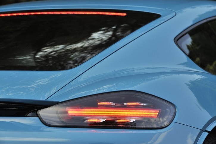 4灯式のデイタイムランニングライトが組み込まれたリアコンビランプ。